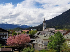 Bunter Hirsch Ferienwohnung im Garmischer Zentrum